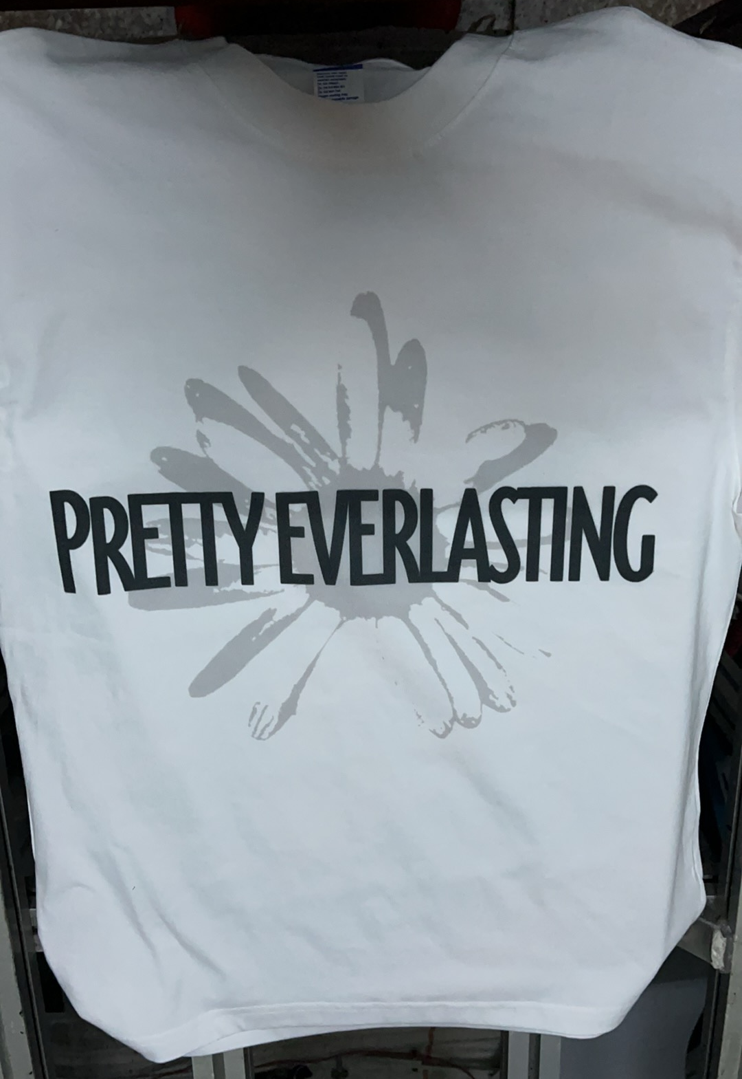 Pretty Everlasting vit t-shirt